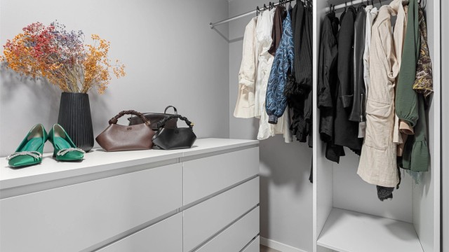 Rommet har rikelig med plass til oppbevaring av klær og sko.