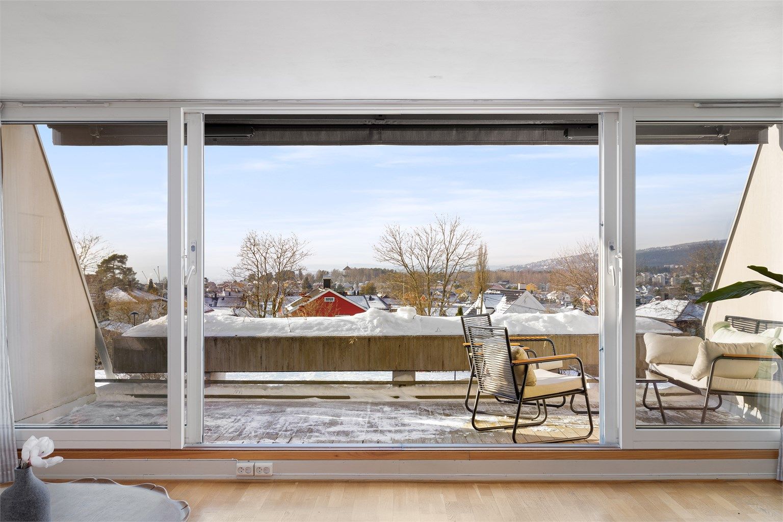 Velkommen til Grefsenkollveien 12E, en lys og romslig 3-roms eierleilighet med mulighet for å skape drømmeleiligheten!