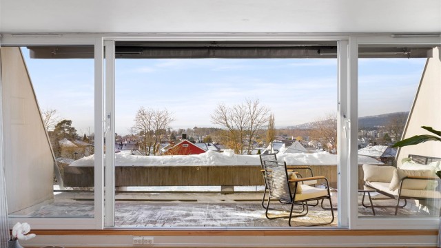 Velkommen til Grefsenkollveien 12E, en lys og romslig 3-roms eierleilighet med mulighet for å skape drømmeleiligheten!