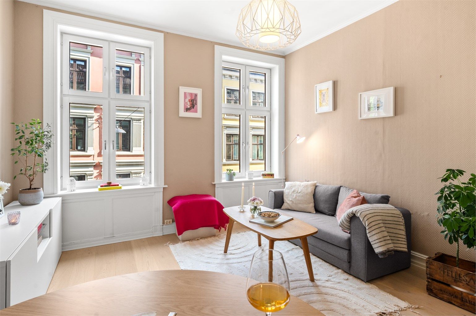 Boligen har en god planløsning og en generøs takhøyde på ca. 2,9m. Stuen er av god størrelse med plass til sofa, tilhørende salongbord og TV-seksjon.