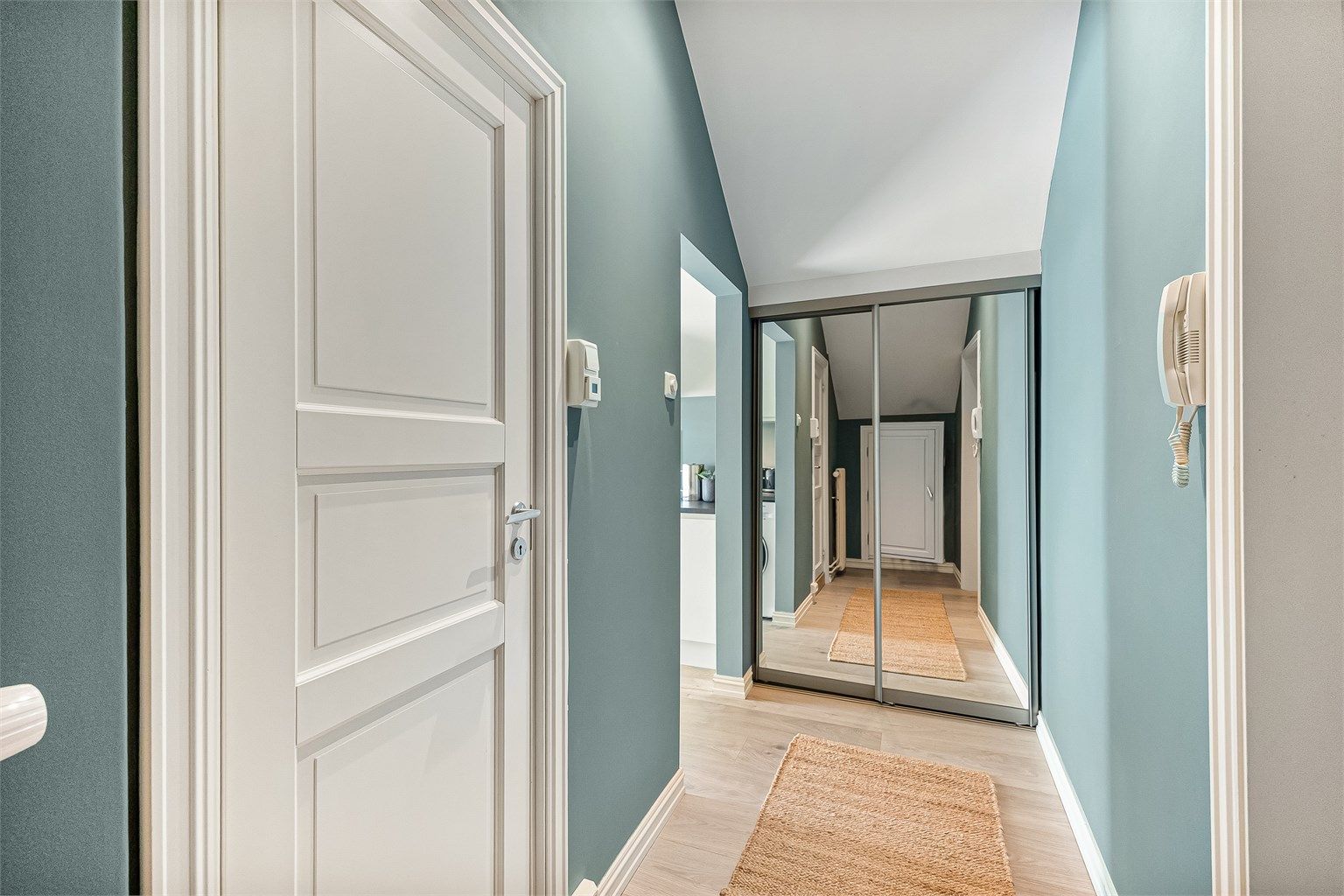Lys og trivelig entré med praktisk innebygd skyvedørsgarderobe som gjør det lett å holde orden i hverdagen. 