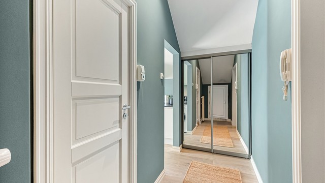 Lys og trivelig entré med praktisk innebygd skyvedørsgarderobe som gjør det lett å holde orden i hverdagen.