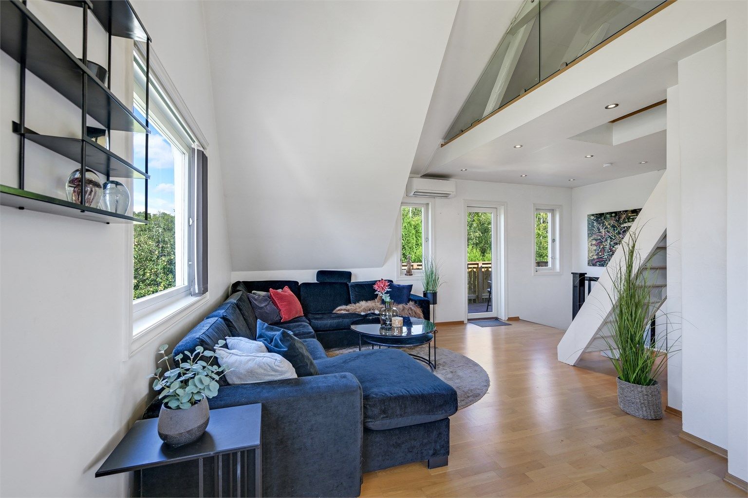 Stuen er av god størrelse og det er svært god takhøyde.