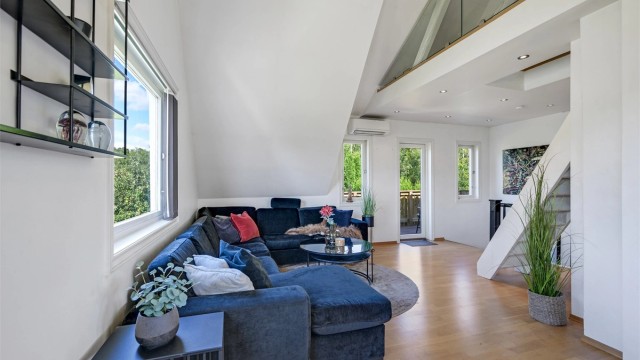 Stuen er av god størrelse og det er svært god takhøyde.