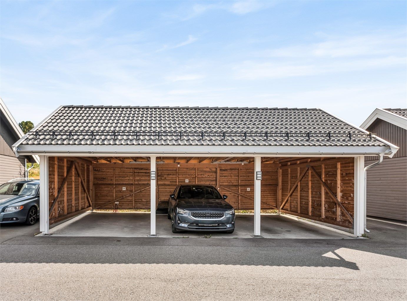 Leiligheten disponerer fast carportparkering i felles rekke. 