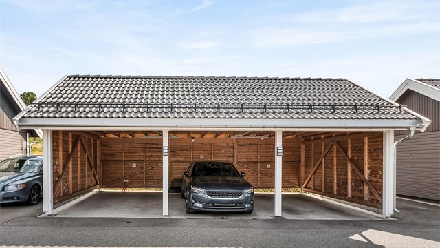 Leiligheten disponerer fast carportparkering i felles rekke.