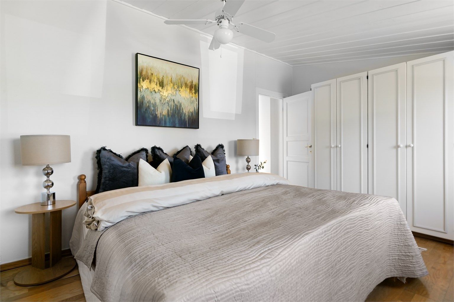 I boligens andre etasje finner du soveromsavdelingen med 3 gode soverom