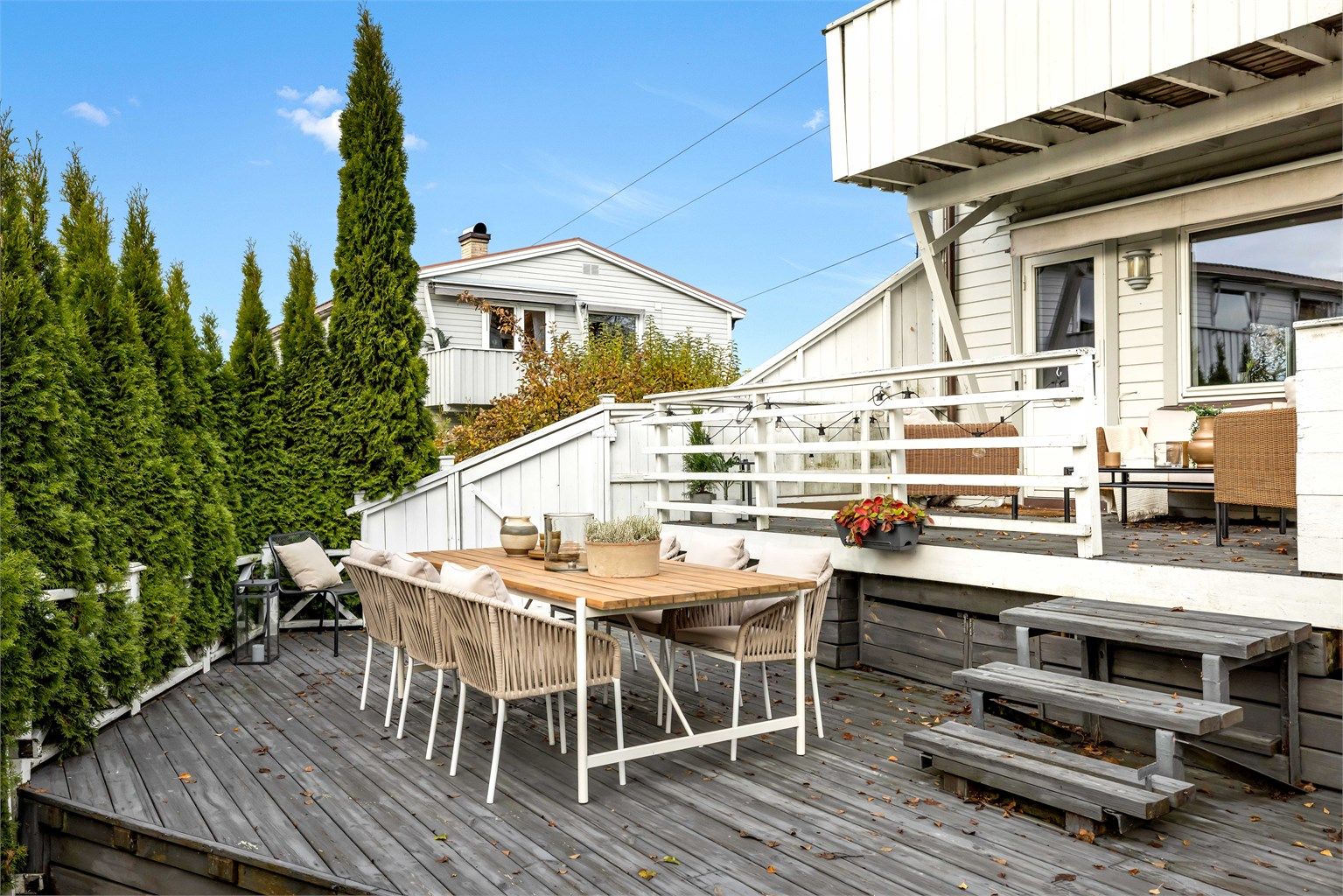 Vil ikke bo i blokk? Her får du hus-følelsen og tilgang på disponibel hagedel med sydvestvendt veranda på 15 kvm og terrasse på 26 kvm, samt en grønn liten hageflekk.