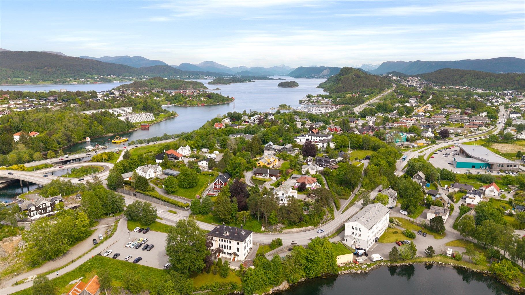 Nærområdet byr på flotte rekreasjonsmuligheter ved Borgundgavlen, Sunnmøre museum og Gåseidvika småbåthavn.