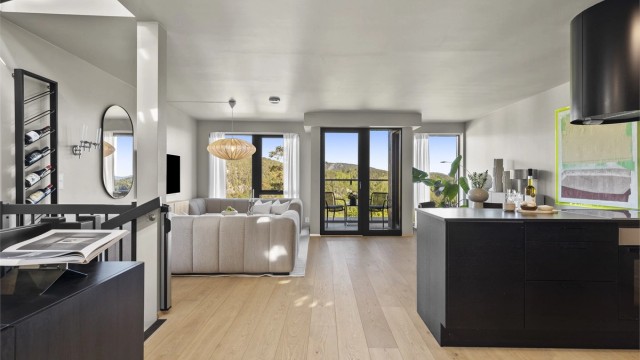 Velkommen til Harry Sønsterøds vei 20, presentert av Pojan Eskandari i Krogsveen! Foto: Trond Reder