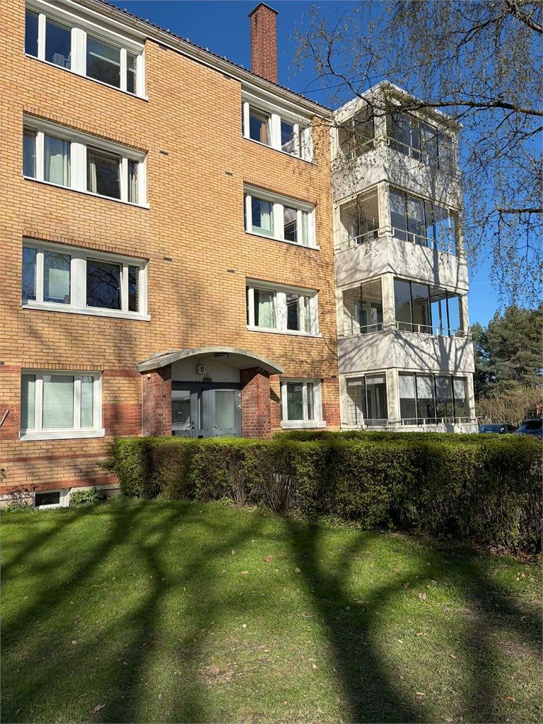 Bygget har en klassisk teglsteinsfasade og ligger i en rolig blindvei.