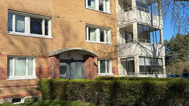 Bygget har en klassisk teglsteinsfasade og ligger i en rolig blindvei.