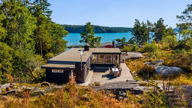 Hytta som er arkitekttegnet har en lun uteplass, umiddelbar nærhet til sjøen og fin utsikt.