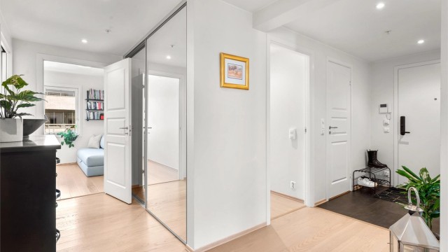 Via gangen tar vi deg videre til boligens bad, gjestetoalett, to soverom og entré.
