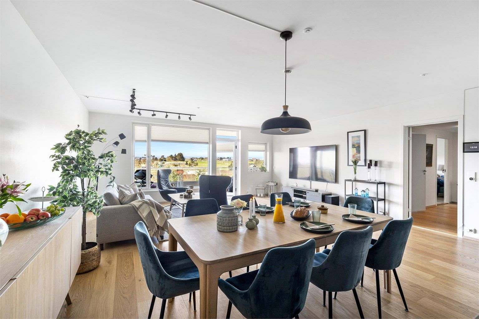 Store vindusflater gir rikelig med naturlig lys og en åpen utsikt.