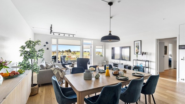 Store vindusflater gir rikelig med naturlig lys og en åpen utsikt.