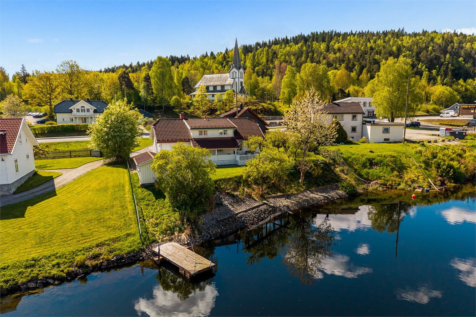 Eiendommen ligger idyllisk til langs elven som renner gjennom Herre.