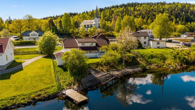 Eiendommen ligger idyllisk til langs elven som renner gjennom Herre.