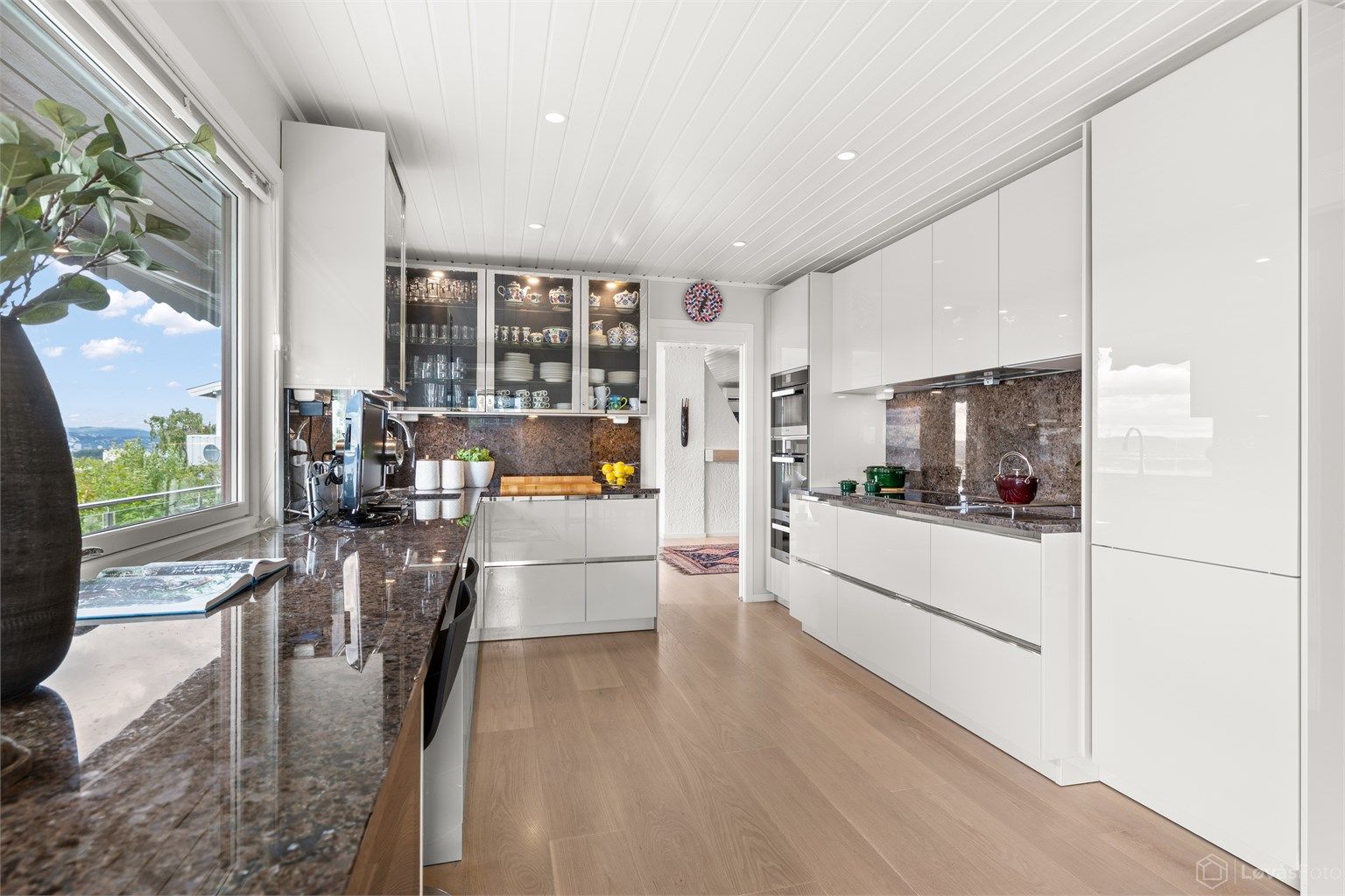 Kjøkkenet ble pusset opp i 2015 med bl.a. ny kjøkkeninnredning fra Siematic, ny 1-stavs eikeparkett og downlights i himling
