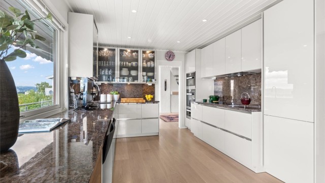 Kjøkkenet ble pusset opp i 2015 med bl.a. ny kjøkkeninnredning fra Siematic, ny 1-stavs eikeparkett og downlights i himling