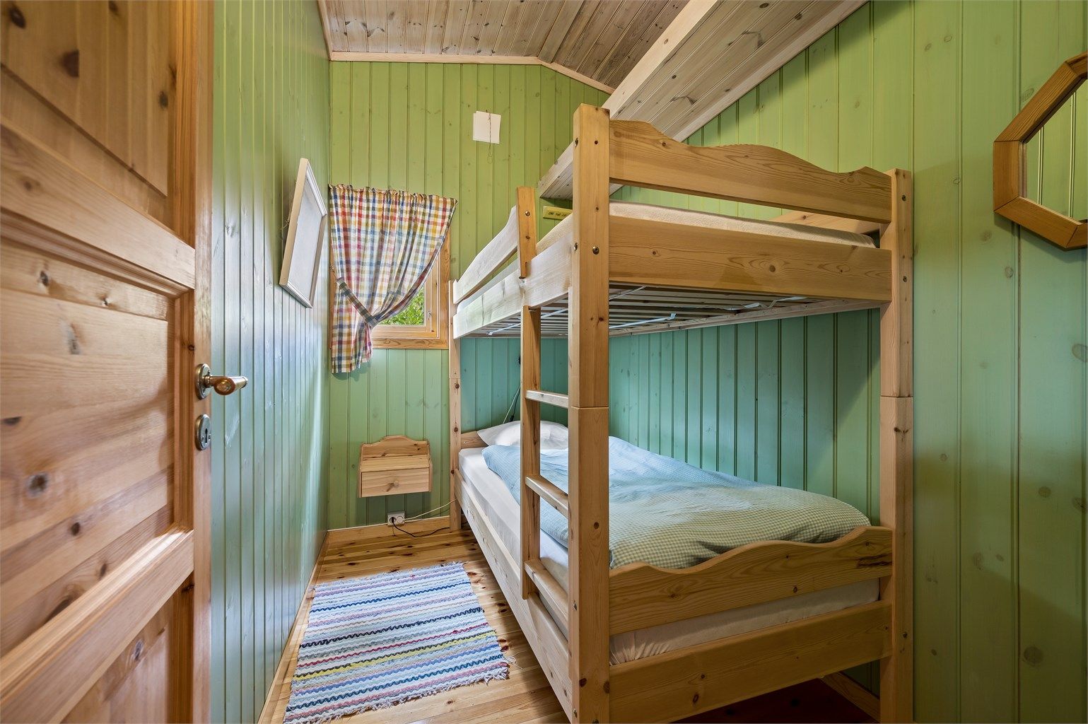 Soverom. Dette rommet har også "hems" med lagerplass.