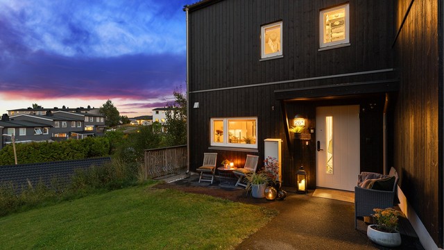 Uteplass ved inngangsparti har morgensol frem til ca klokken 12.