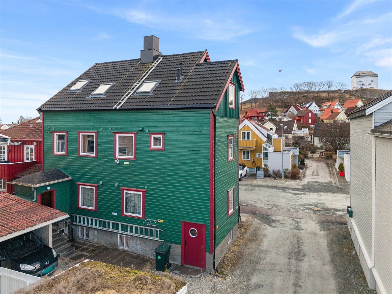 Eiendommen har en flott og karakteristisk fasade, og byr på en sentral plassering i et av byens mest populære og særpregede boligområder. Selger opplyser om solgang fra ca. kl. 06:00-22:00 på sommerstid. 