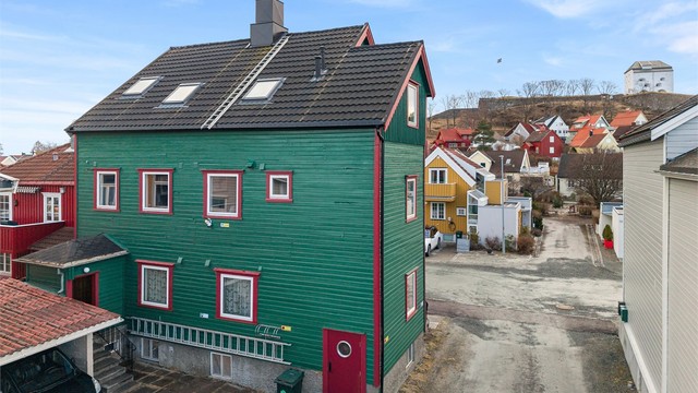 Eiendommen har en flott og karakteristisk fasade, og byr på en sentral plassering i et av byens mest populære og særpregede boligområder. Selger opplyser om solgang fra ca. kl. 06:00-22:00 på sommerstid.