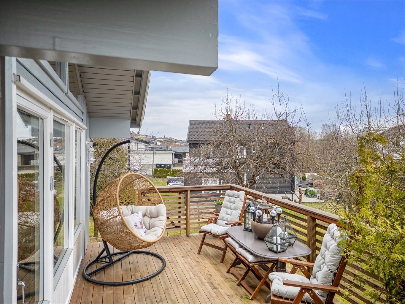 Delvis overbygget veranda fra 2017 på ca. 13 kvm.