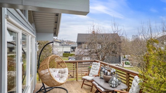 Delvis overbygget veranda fra 2017 på ca. 13 kvm.