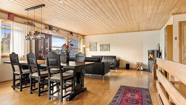 Spisestuedelen har god plass til langbord for sosiale sammenkomster.
