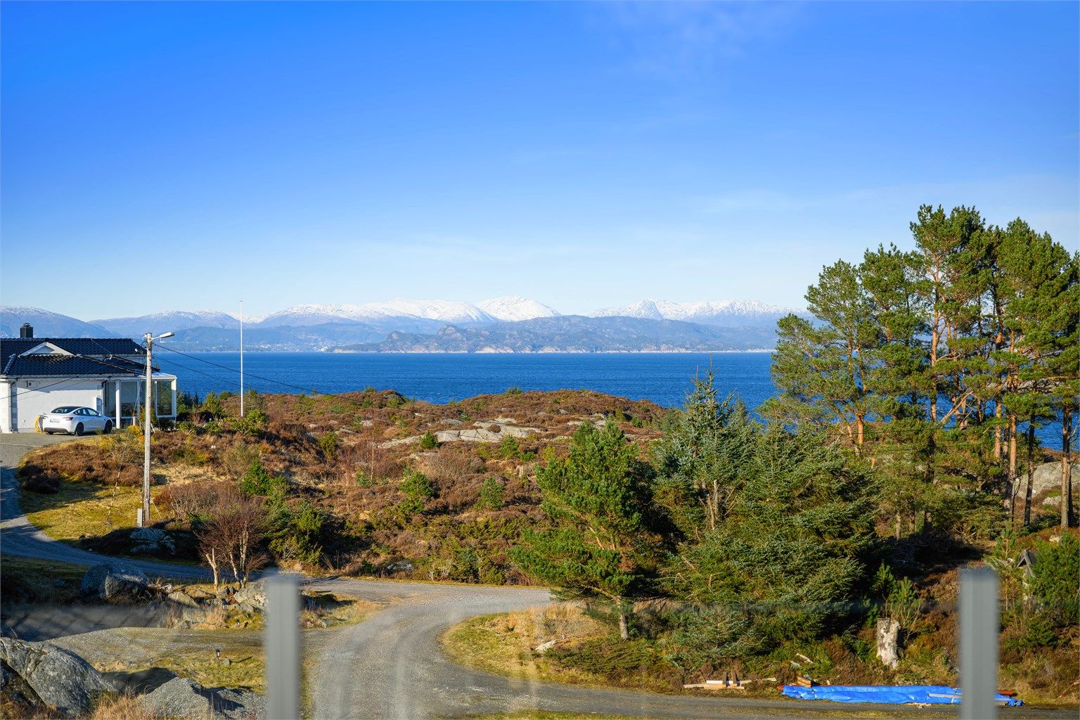 Utsikt fra innkjørsel