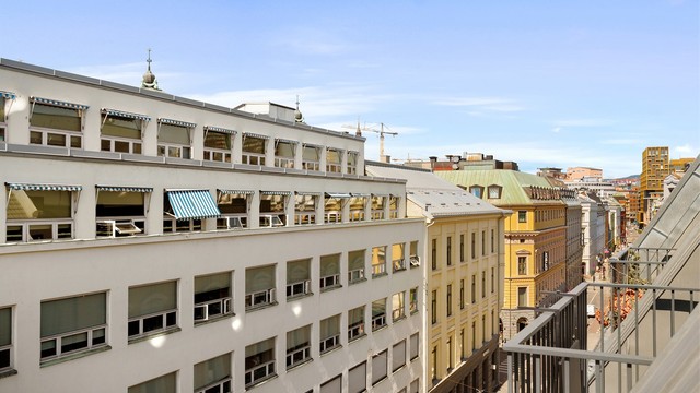 Beliggenheten i byggets 7. etasje gir gode solforhold med ettermiddags- og kveldssol.