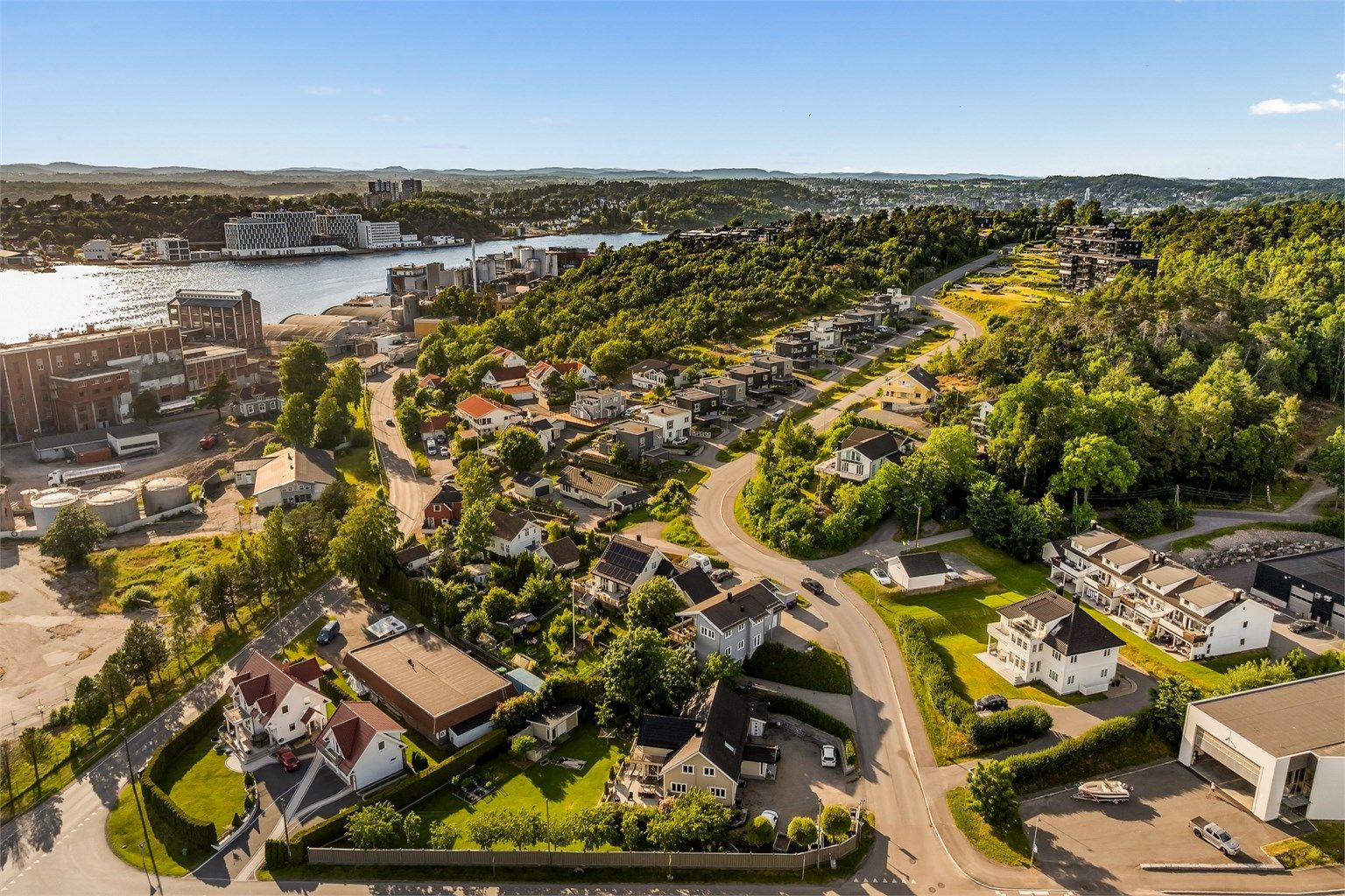 Kort vei til flotte turområder, og den populære kyststien starter like i nærheten.