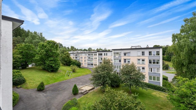 Gangavstand til Slependen togstasjon er ca. 7-8 minutter og gangavstand til Sandvika stasjon som er et knutepunkt for kollektivtrafikk som ekspressbuss, nattbuss, tog og flytog