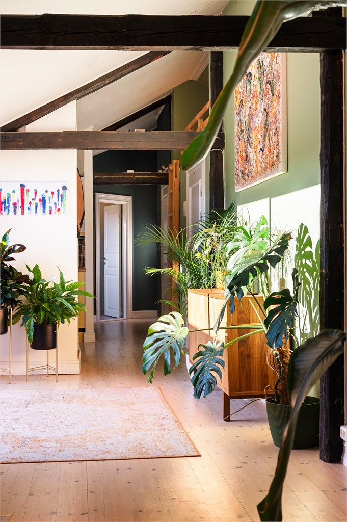 Leiligheten ligger i umiddelbar gåavstand til offentlig kommunikasjon som tar deg fra sentrum til marka via trikk og buss, samt t-bane nettverket med nærmeste stasjon på Carl Berner.