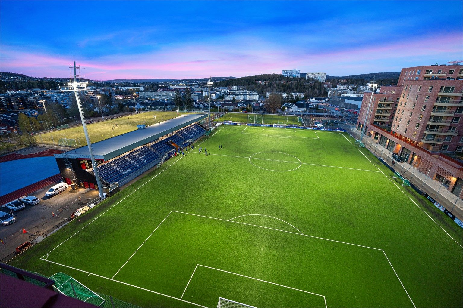 Å bo tett på idretten gir et sunt og godt bomiljø – og hvor du har fritt utsyn utover Lørenskog