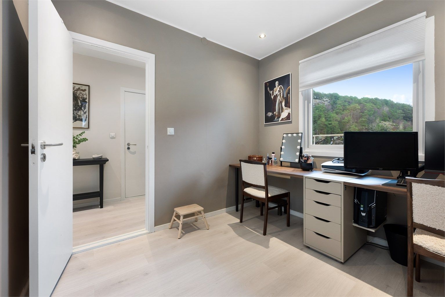 Soverom 2 på ca 7,5 kvm blir idag brukt som kontor og sminkerom. 