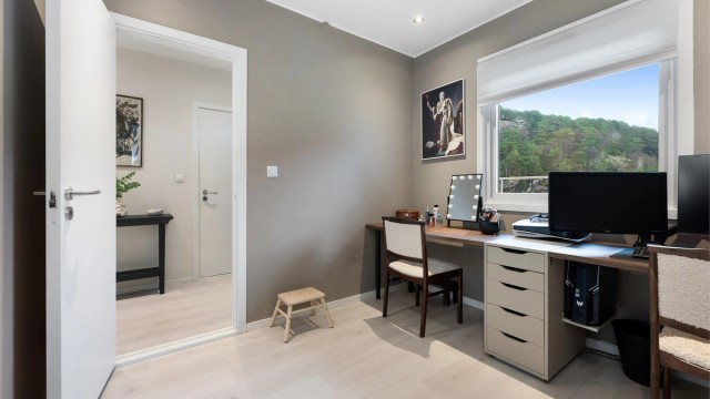 Soverom 2 på ca 7,5 kvm blir idag brukt som kontor og sminkerom.