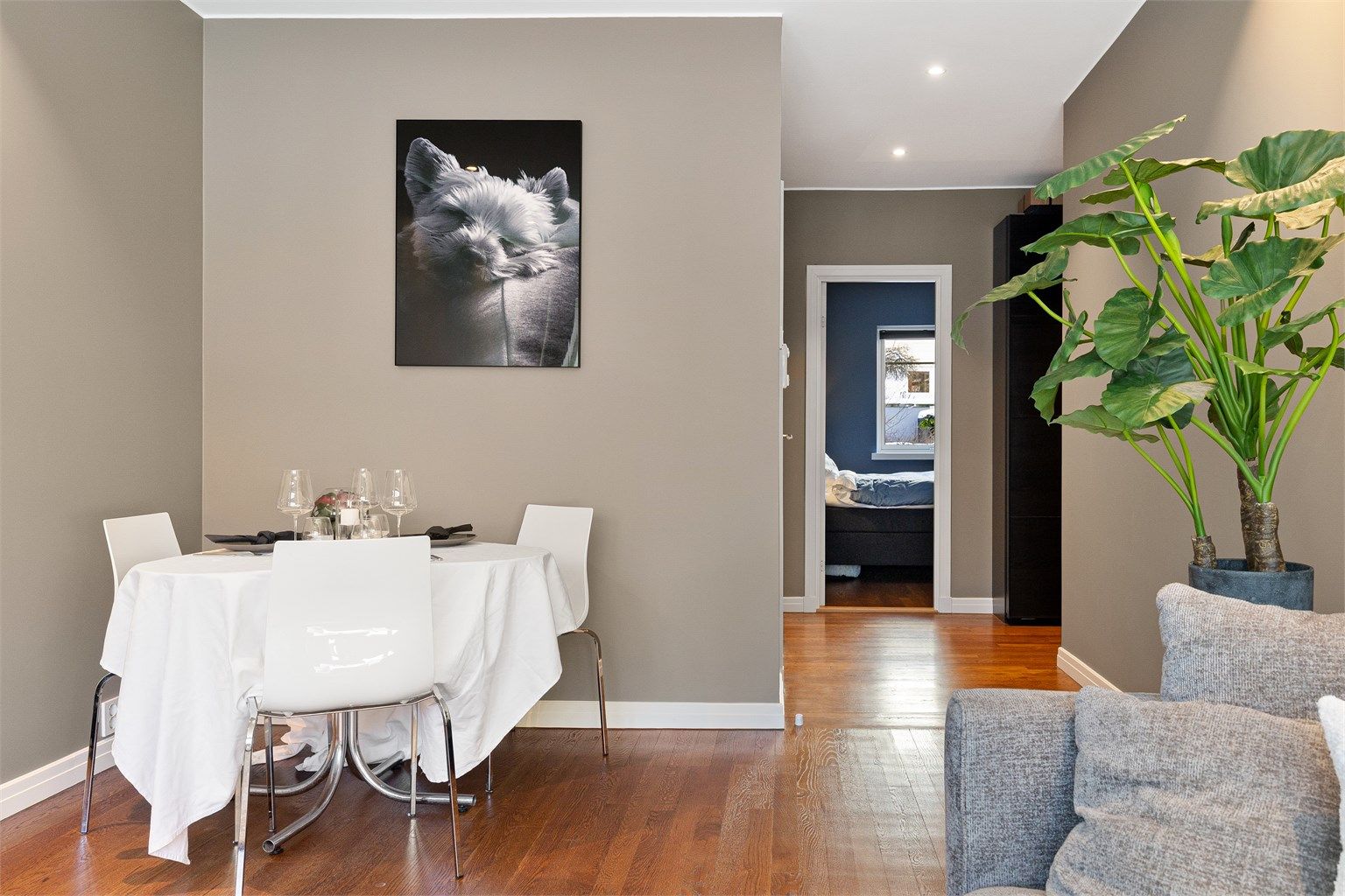 Her er det god plass for å samle venner og familie i hyggelige lag.