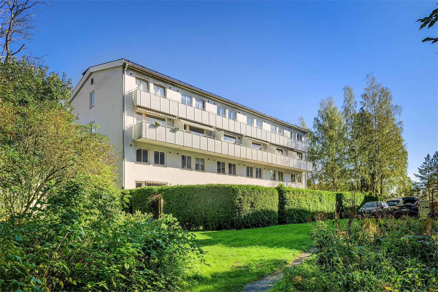 Eiendommen har store og velholdte fellesarealer.