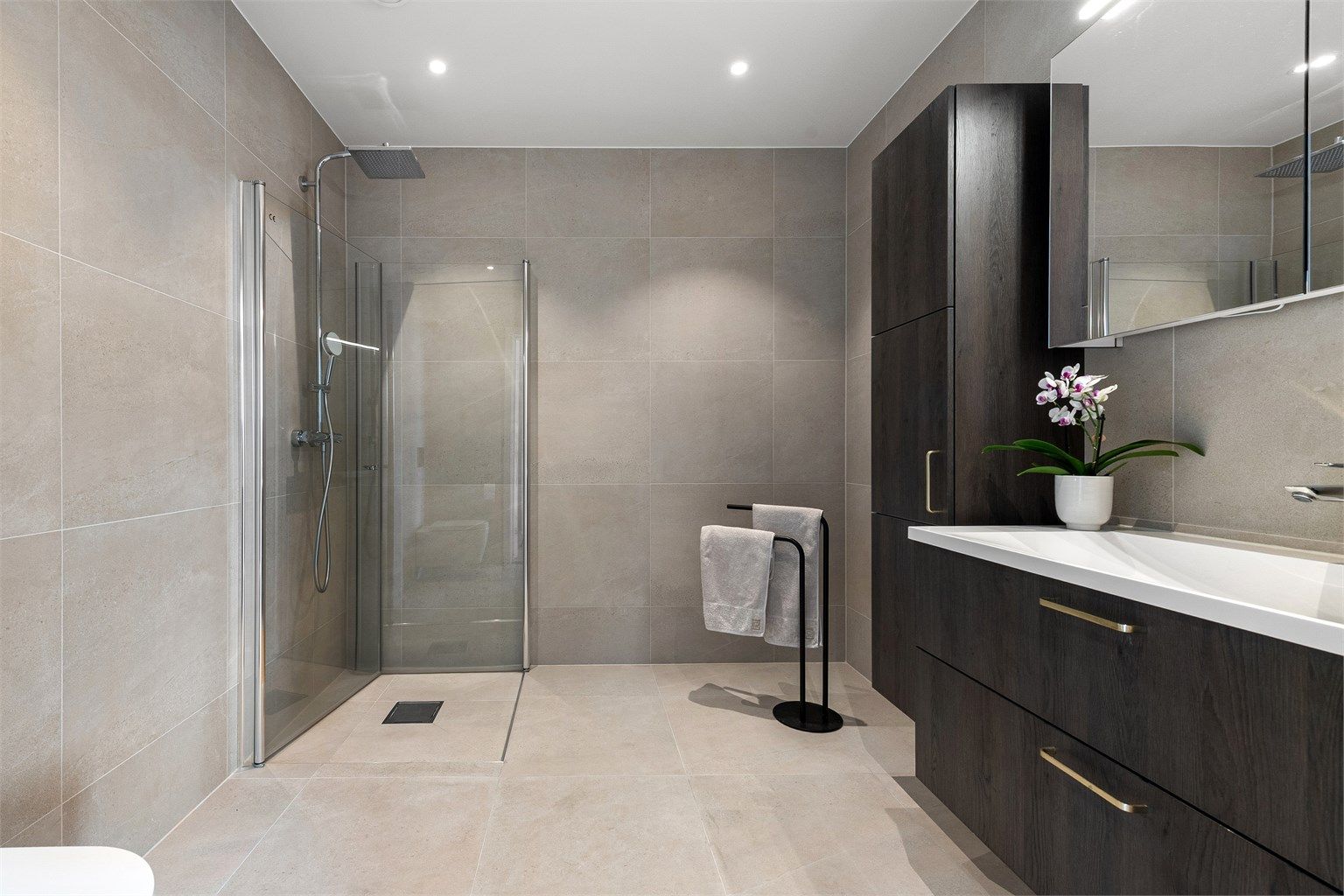 Delikat, flislagt bad fra byggeåret med gulvvarme og innredning fra Sigdal