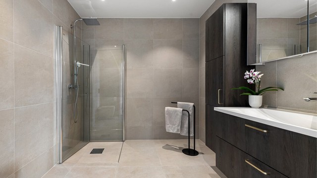 Delikat, flislagt bad fra byggeåret med gulvvarme og innredning fra Sigdal