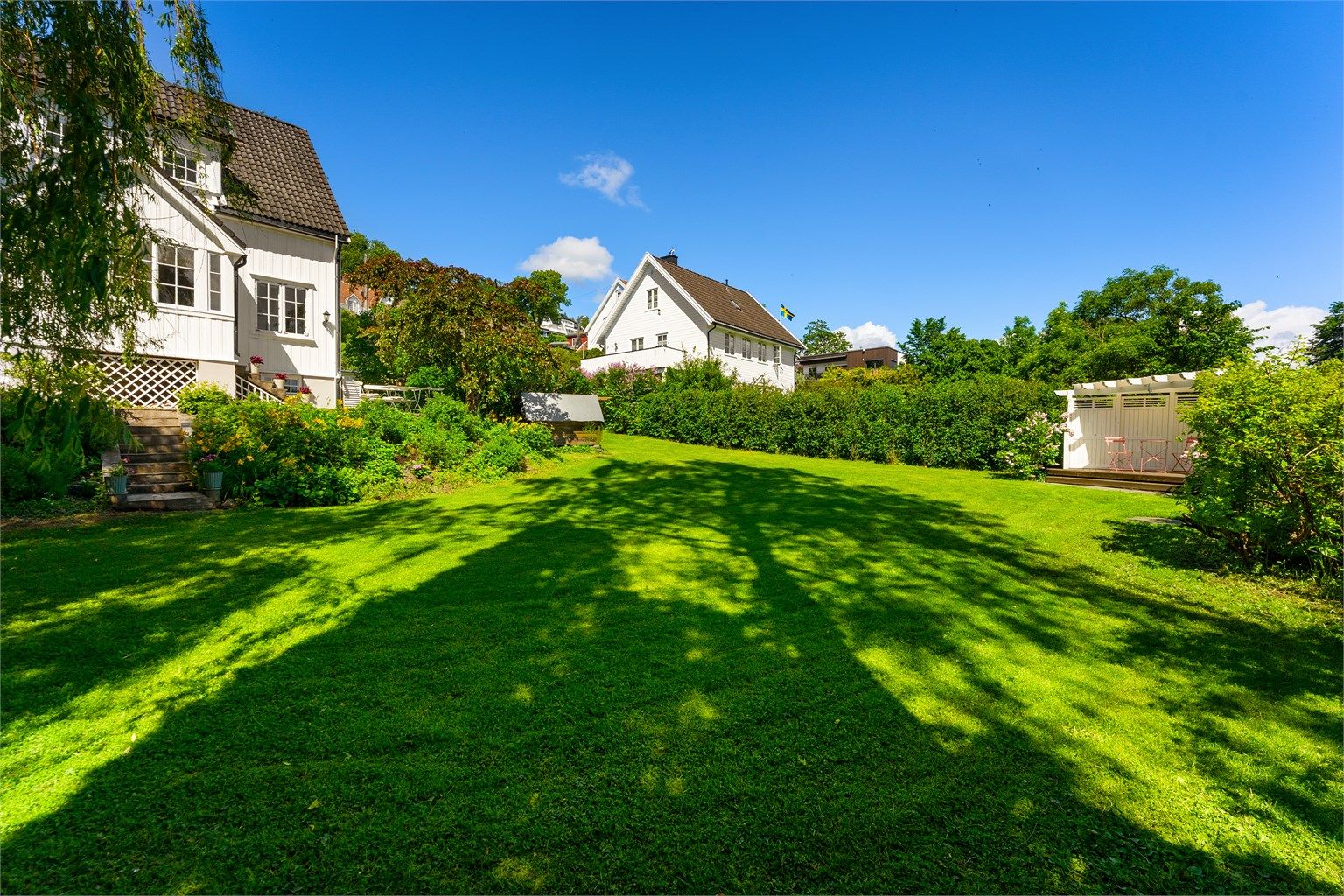 Den store, private hagen gir rikelig med plass for lek og aktiviteter for hele familien.