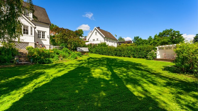Den store, private hagen gir rikelig med plass for lek og aktiviteter for hele familien.