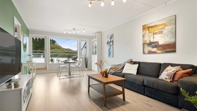 Leiligheten har en praktisk planløsning og oppleves lys og moderne.