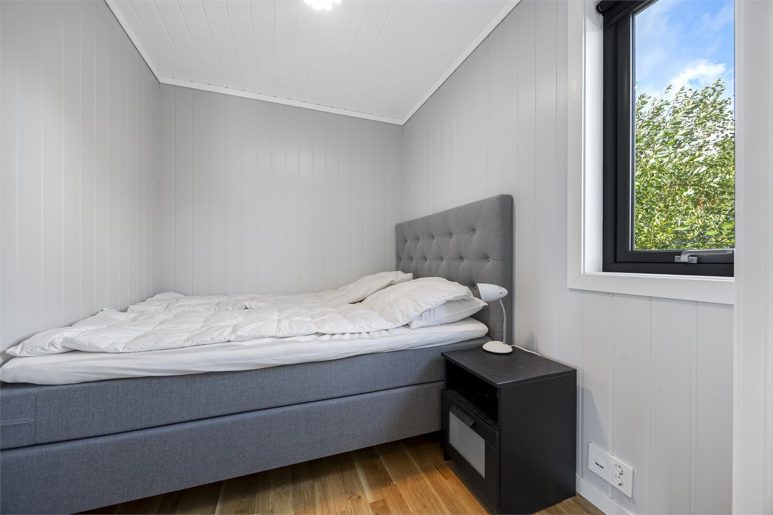 Fritidsboligen inneholder tre soverom i hovedetasjen + hems.