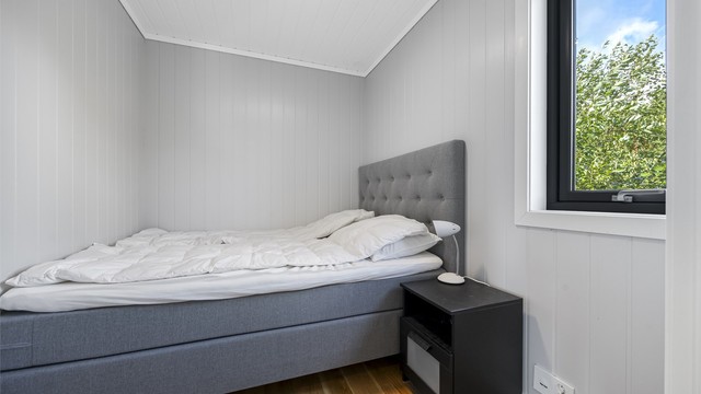 Fritidsboligen inneholder tre soverom i hovedetasjen + hems.