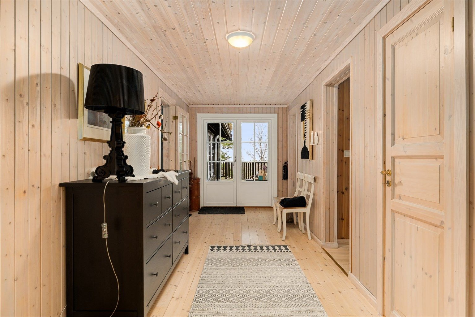 HYTTE MED PERSONLIGHET. Nyere hytter kan også være hjemmekoselige og med et personlig utrykk. Velkommen inn!