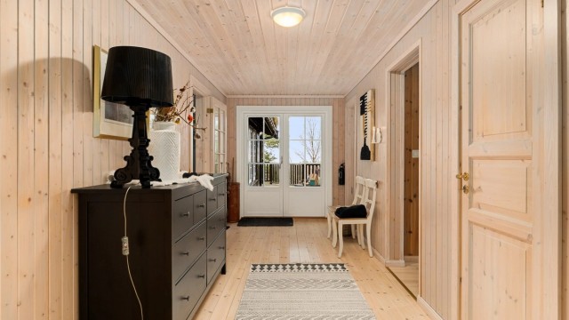 HYTTE MED PERSONLIGHET. Nyere hytter kan også være hjemmekoselige og med et personlig utrykk. Velkommen inn!